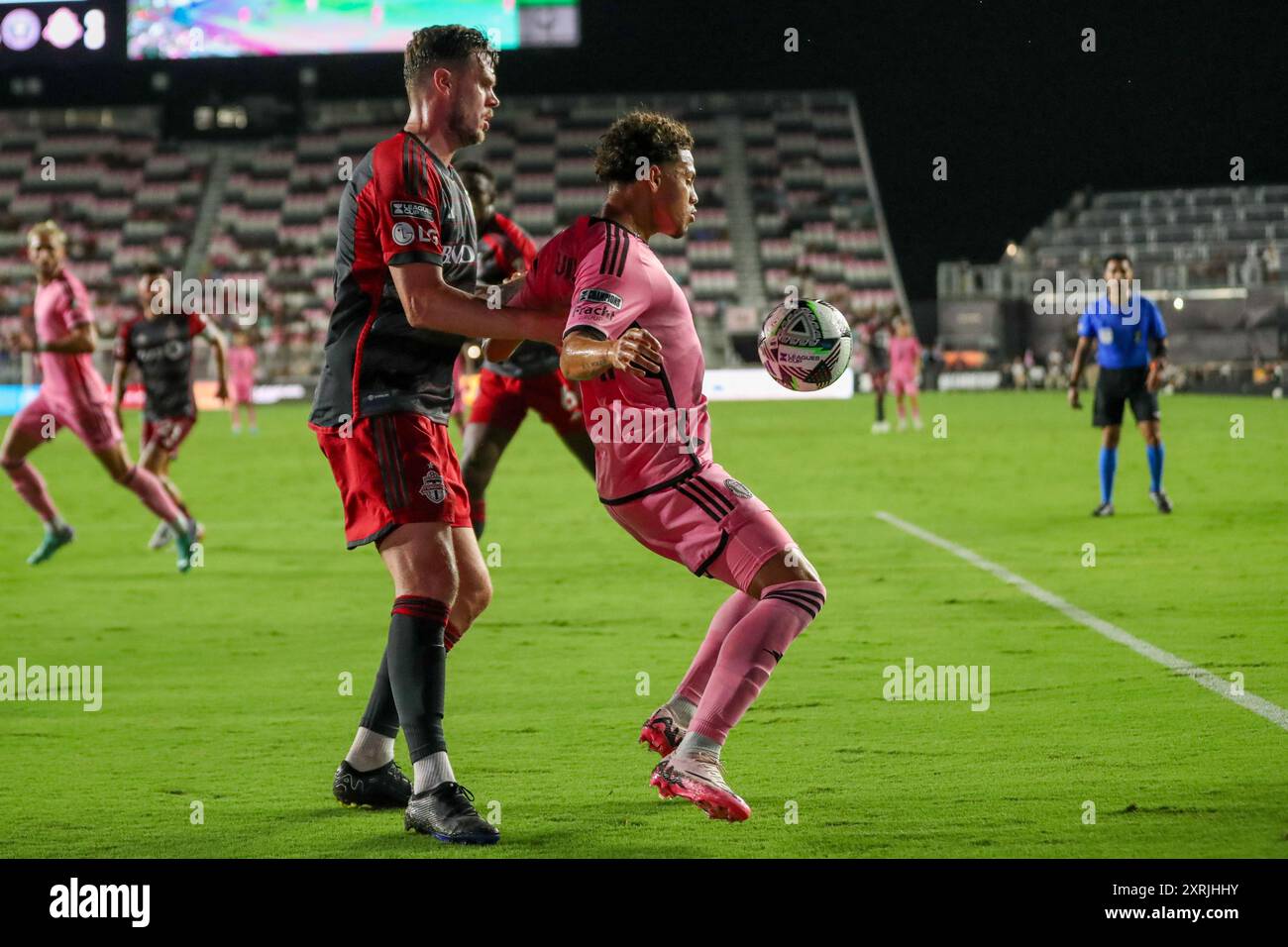 FORT LAUDERDALE, FLORIDA – 8. AUGUST: Mittelfeldspieler David Ruiz #41 (R) von Inter Miami und Kevin Long #5 (L) von Toronto FC Foto: Chris Arjoon Stockfoto