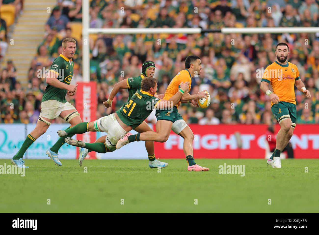 Brisbane, Australien. August 2024. Brisbane, 10. August 2024: Tom Wright (15 Australien) läuft mit dem Ball, während Kwagga Smith (21 Südafrika) während des Spiels zwischen den Wallabies und Springboks in der Rugby-Meisterschaft im Suncorp Stadium Matthew Starling (Promediapix/SPP) Credit: SPP Sport Press Photo. /Alamy Live News Stockfoto