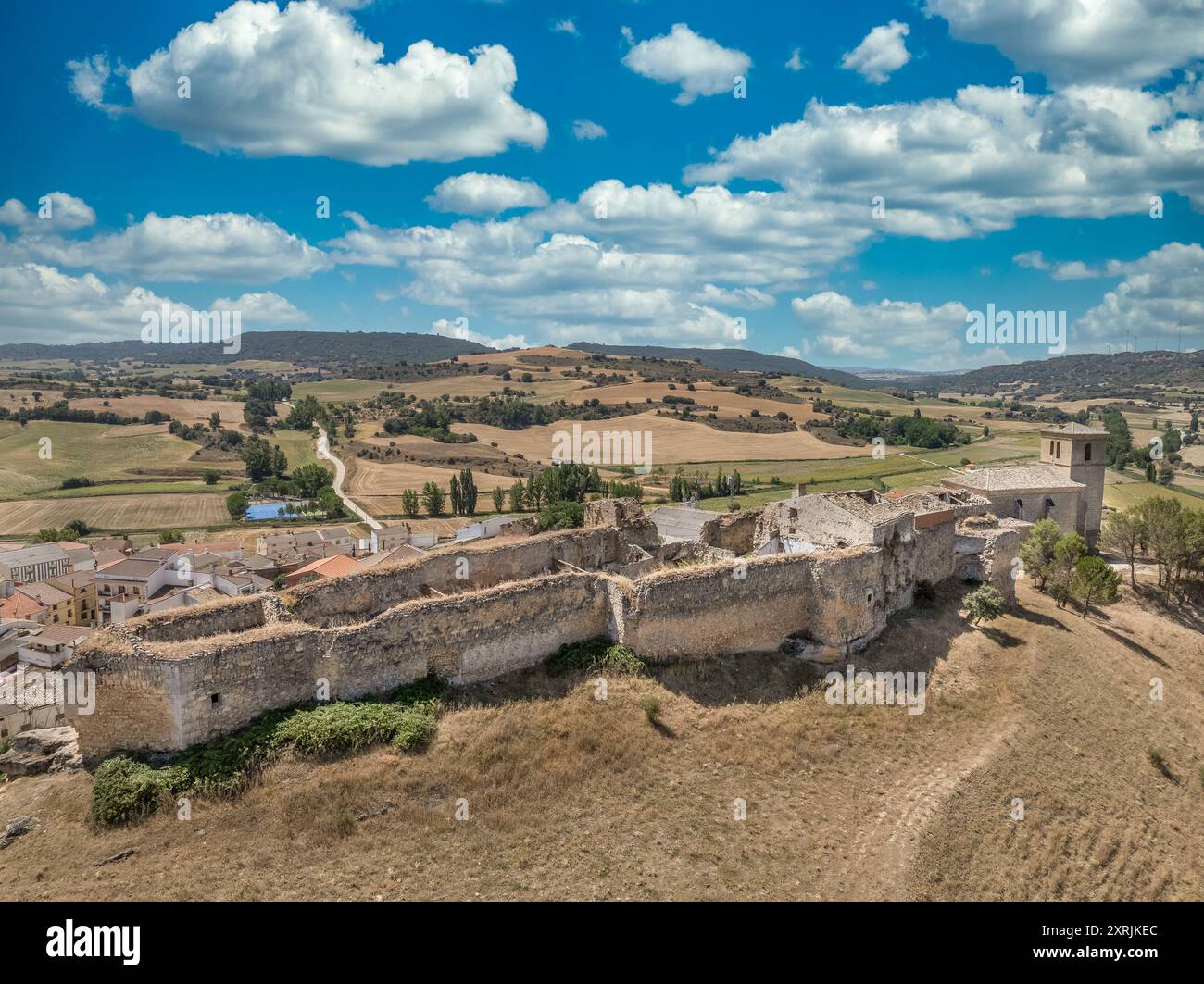 Luftaufnahme von Huerta de la Obispalia in La Mancha Spanien, mittelalterliche Festung auf einem Hügel mit fünfeckigen Bastionsgeschützenplattformen an beiden Enden Stockfoto