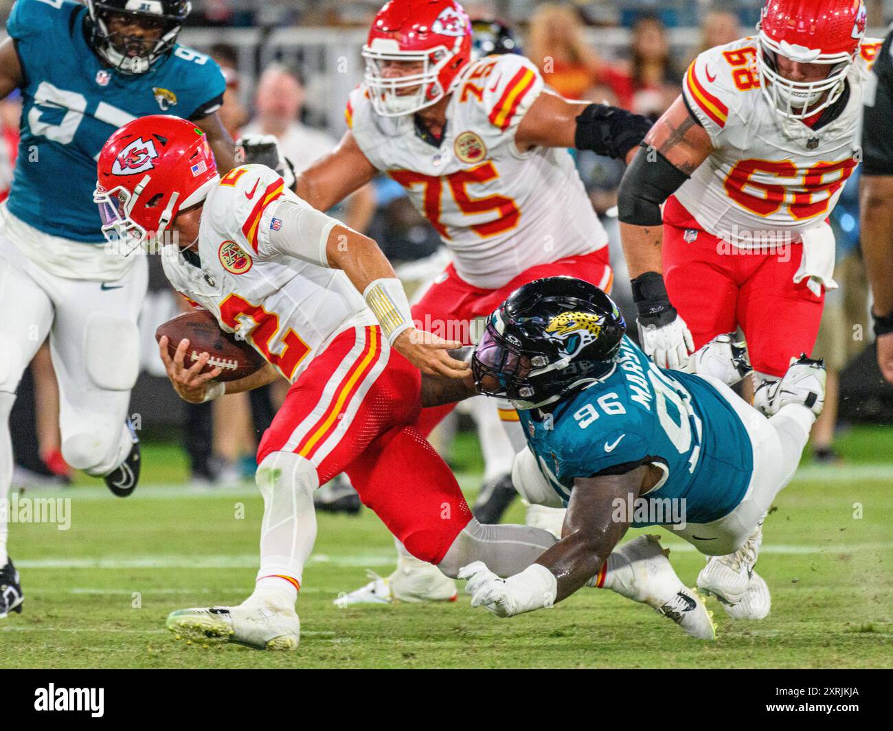 Jacksonville, Florida, USA. 10. August 2024: Kansas City Chiefs Quarterback Ian Book (2) wird von Jacksonville Jaguars Defensive Tackle Jonathan Marshall (96) im vierten Quartal während des Spiels in Jacksonville, FL, entlassen. Romeo T Guzman/Cal Sport Media Credit: CAL Sport Media/Alamy Live News Stockfoto