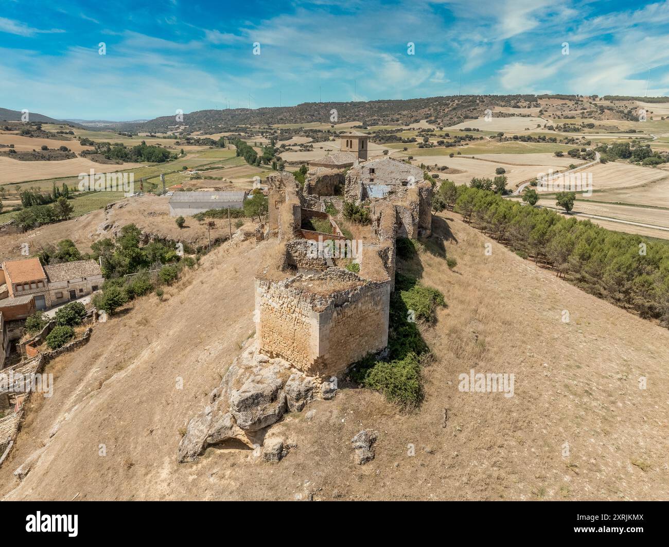 Luftaufnahme von Huerta de la Obispalia in La Mancha Spanien, mittelalterliche Festung auf einem Hügel mit fünfeckigen Bastionsgeschützenplattformen an beiden Enden Stockfoto