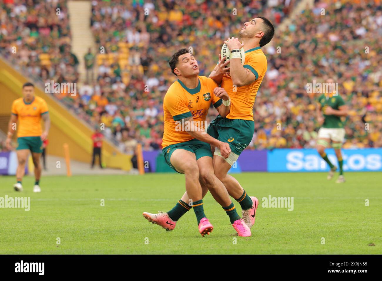 Brisbane, Australien. August 2024. Brisbane, 10. August 2024: Noah Lolesio (10 Australien) und Tom Wright (15 Australien) kollidieren während des Spiels zwischen den Wallabies und Springboks in der Rugby-Meisterschaft im Suncorp Stadium Matthew Starling (Promediapix/SPP) Credit: SPP Sport Press Photo. /Alamy Live News Stockfoto