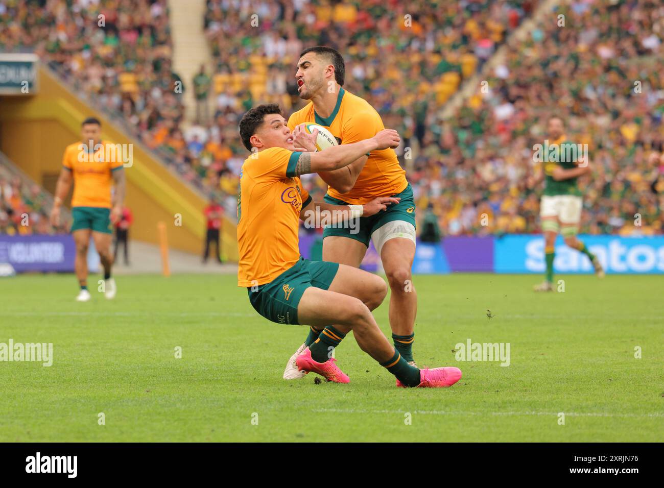 Brisbane, Australien. August 2024. Brisbane, 10. August 2024: Noah Lolesio (10 Australien) und Tom Wright (15 Australien) kollidieren während des Spiels zwischen den Wallabies und Springboks in der Rugby-Meisterschaft im Suncorp Stadium Matthew Starling (Promediapix/SPP) Credit: SPP Sport Press Photo. /Alamy Live News Stockfoto