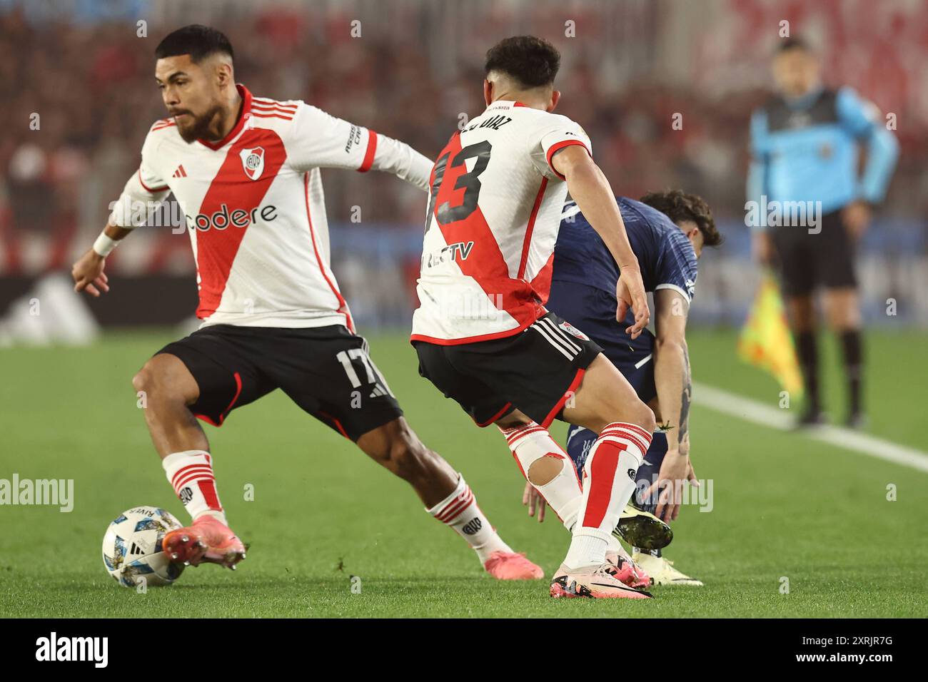 Der chilenische Verteidiger Paulo Diaz L von River Plate verlässt Huracans Stürmer Walter Mazzantti während des Argentine Professional Football League Turniers 2024 Cesar Luis Menotti im El Monumental Stadion in Buenos Aires, am 10. August 2024 BUENOS AIRES ARGENTINIEN Copyright: XALEJANDROxPAGNIx Stockfoto