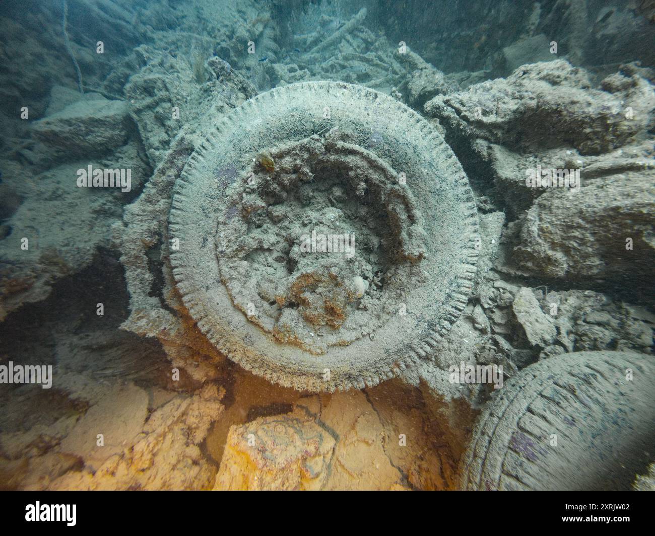 Fahrzeugreifen und Trümmer auf dem Wrack der SS Thistlegorm aus der Zeit des 2. Weltkriegs im Roten Meer in Ägypten Stockfoto