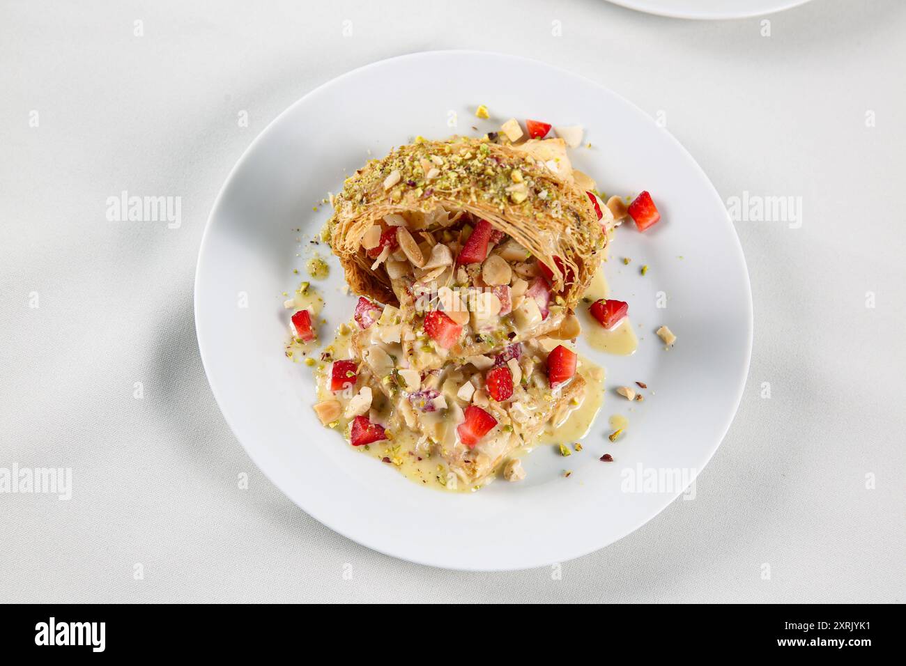 Beliebte Arabische Süße Othmaliye Bil - Kishta - Crunchy Outside Mit Cremefüllung - Aus Der Kunafa Familie Stockfoto