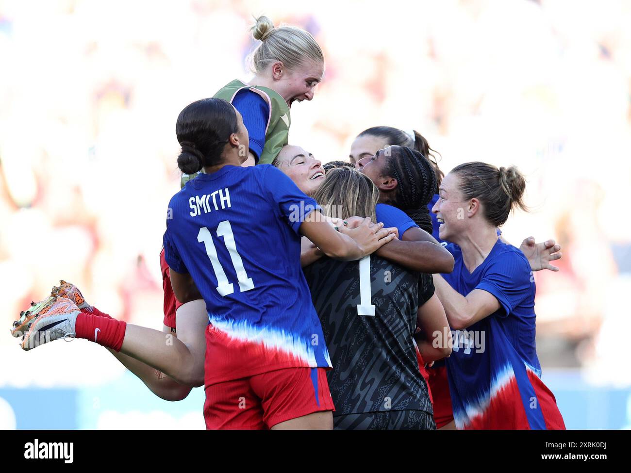 Peking, Frankreich. August 2024. Das Team USA feiert nach dem Gewinn des goldenen Frauenspiels zwischen den USA und Brasilien bei den Olympischen Spielen 2024 in Paris, Frankreich, 10. August 2024. Quelle: Jia Haocheng/Xinhua/Alamy Live News Stockfoto