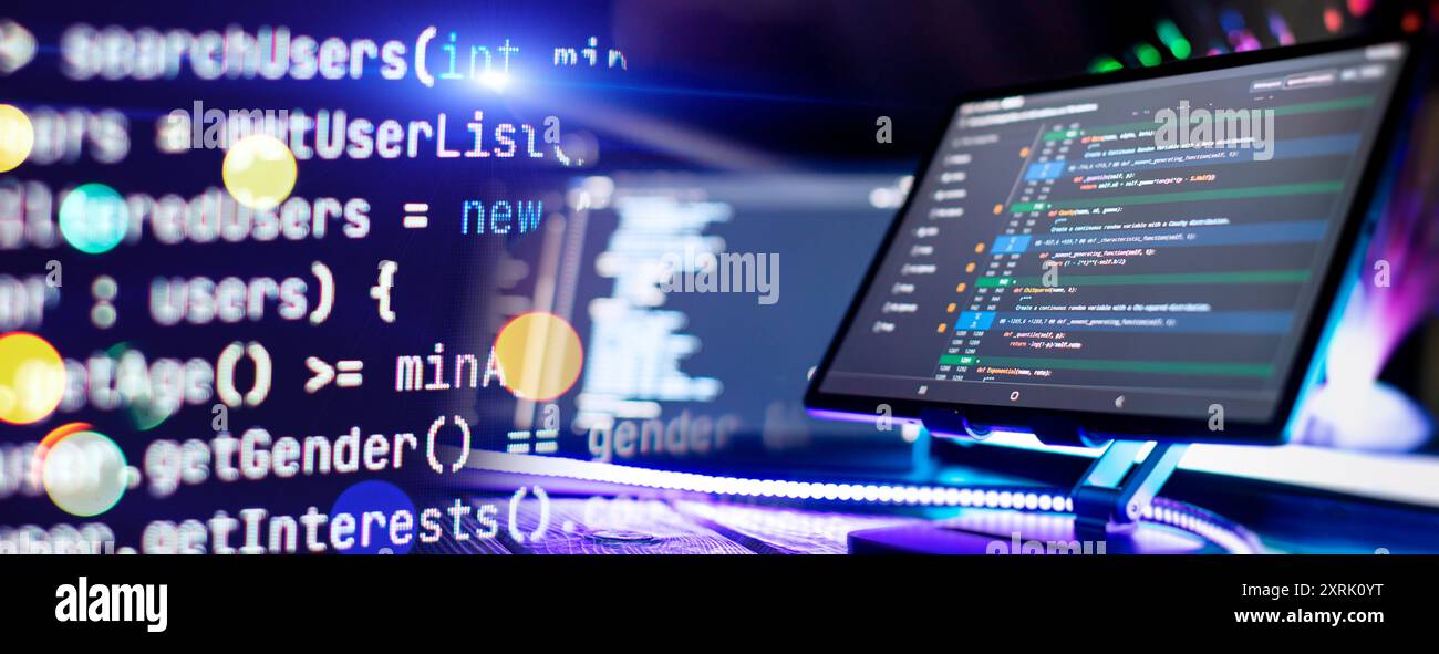 Programmcode auf einem Computermonitor mit Glasfaserhintergrund. Internet- und Technologiekonzept. Stockfoto