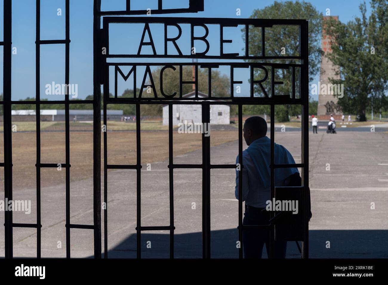 Das Schild Arbeit macht frei auf dem Haupttor oder Wachturm A und Appellplatz der Nazi-Deutschen Konzentrationen Stockfoto