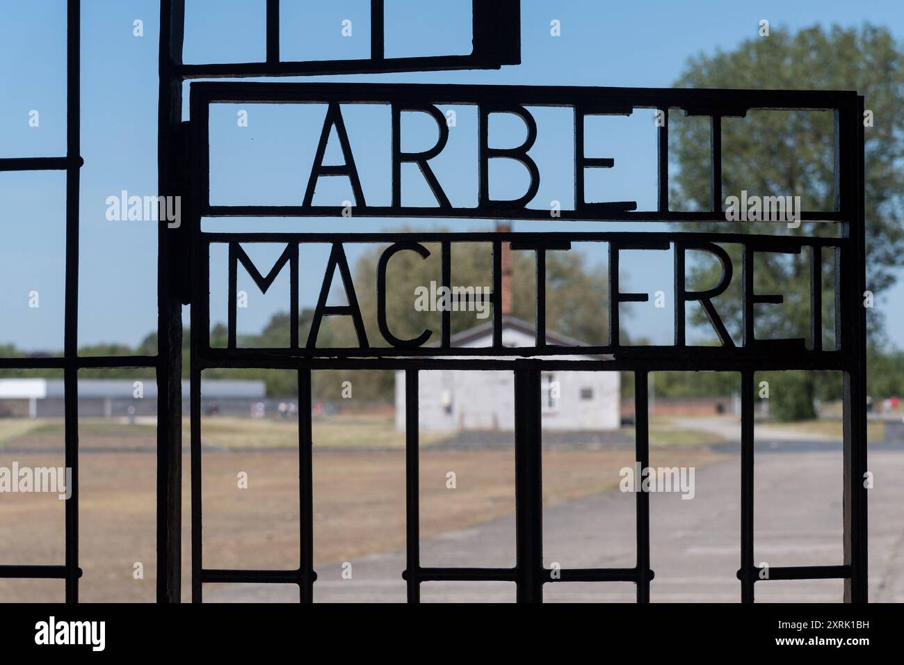 Das Schild Arbeit macht frei auf dem Haupttor oder Wachturm A und Appellplatz der Nazi-Deutschen Konzentrationen Stockfoto
