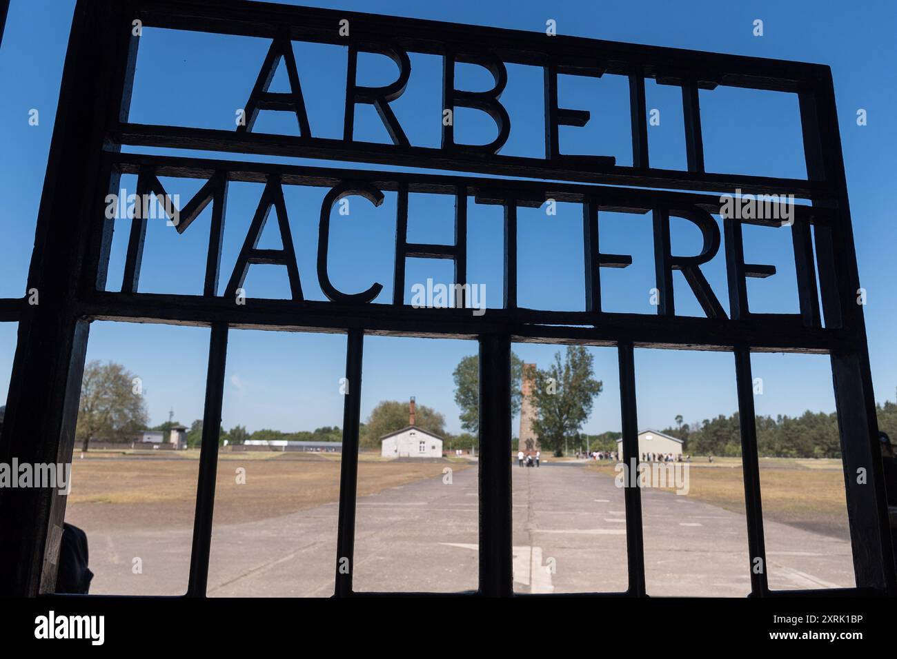 Das Schild Arbeit macht frei auf dem Haupttor oder Wachturm A des NS-Konzentrationslagers Sachsenhausen Stockfoto