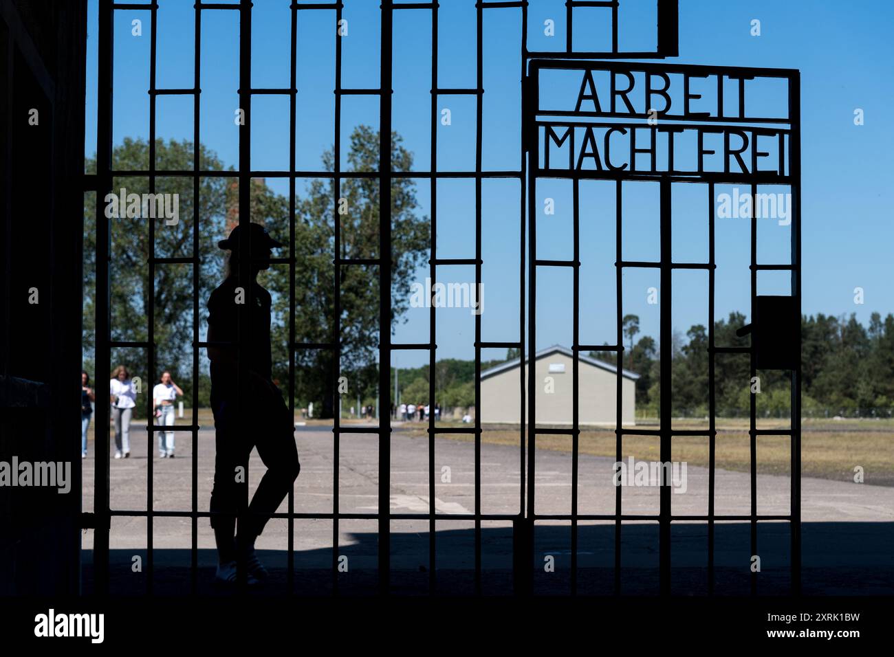 Das Schild Arbeit macht frei auf dem Haupttor oder Wachturm A des NS-Konzentrationslagers Sachsenhausen Stockfoto
