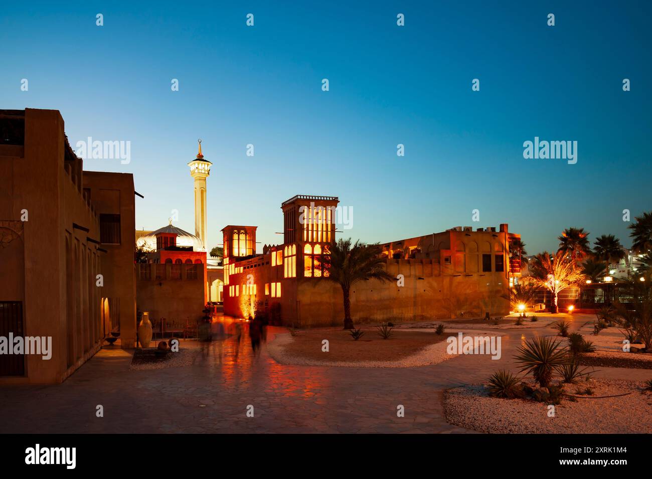 Gebäude und Moschee bei Sonnenuntergang im historischen Souk Bastakia, heute Al Fahidi Historical Neighbourhood, Dubai, VAE Stockfoto