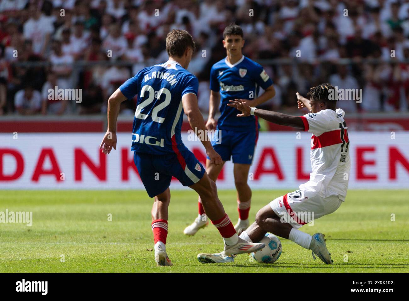 v. li. im Zweikampf Hugo RingCon (Athletic Club Bilbao, #22) Justin Diehl (VfB Stuttgart, #17) VfB Stuttgart vs. Athletic Bilbao, Fussball, Herren, Testspiel, Freundschaftsspiel, Saison 24/25, GER, 10.08.2024, DFL/DFB-VORSCHRIFTEN VERBIETEN JEDE VERWENDUNG VON FOTOGRAFIEN ALS BILDSEQUENZEN UND/ODER QUASI-VIDEO, Foto: Eibner-Pressefoto/Wolfgang Frank Stockfoto