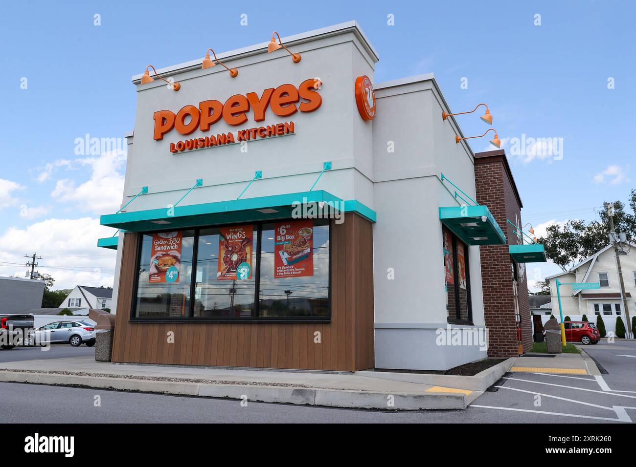 Williamsport, Usa. August 2024. Blick von außen auf ein Popeyes Restaurant. Popeyes Louisiana Kitchen, Inc., eine Tochtergesellschaft von Restaurant Brands International, ist eine Kette von mehr als 4.300 Restaurants mit frittiertem Huhn in mehr als 35 Ländern. Quelle: SOPA Images Limited/Alamy Live News Stockfoto