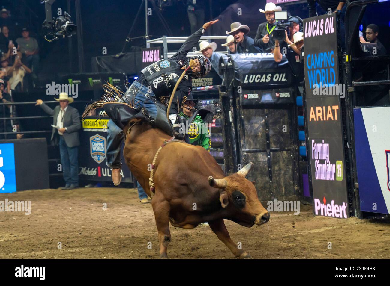 New York, Usa. August 2024. NEW YORK, NEW YORK – 10. AUGUST: Arizona Ridge Riders' Chase Dougherty reitet im ersten Spiel während der PBR Camping World Team Series Homestand, Maverick Days im Barclays Center am 10. August 2024 im Brooklyn Borough of New York City. Quelle: Ron Adar/Alamy Live News Stockfoto