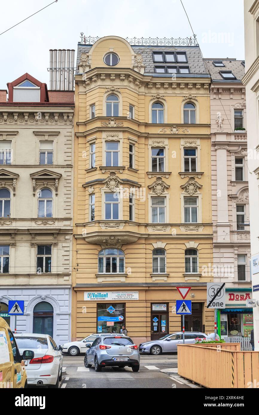 WIEN, ÖSTERREICH - 22. MAI 2019: Dies ist ein vielseitiges Wohnhaus, das typisch für die städtebauliche Entwicklung des späten 19. Jahrhunderts ist. Stockfoto