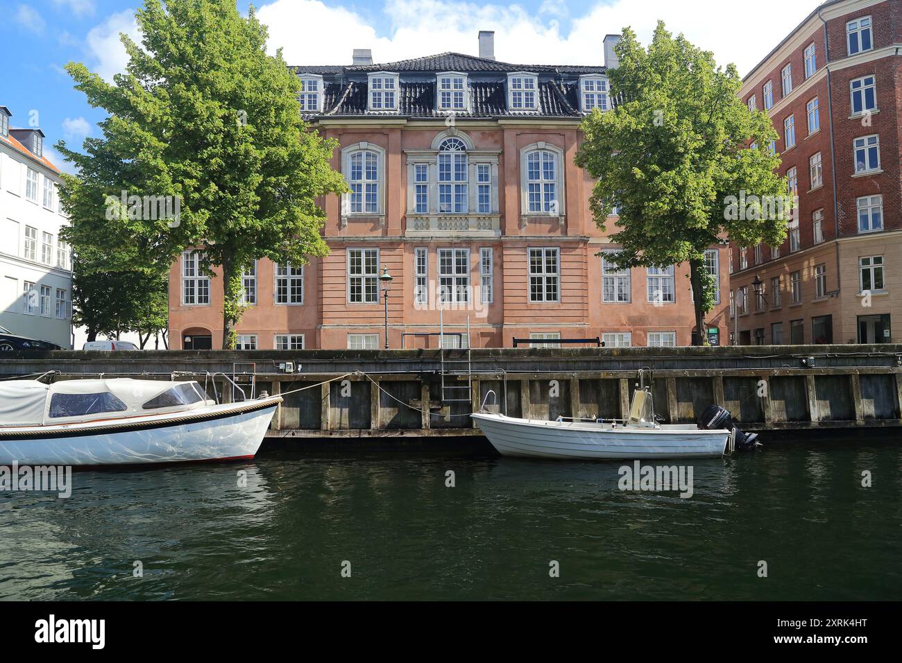 KOPENHAGEN, DÄNEMARK - 29. JUNI 2016: Dies ist eines der historischen Häuser des alten Stadtviertels von der Seite eines Vergnügungsbootes. Stockfoto KOPENHAGEN, DÄNEMARK - 29. JUNI 2016: Dies ist eines der historischen Häuser des alten Stadtviertels von der Seite eines Vergnügungsbootes. Stockfoto