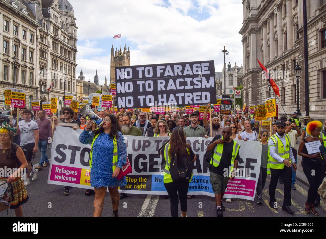 London, Großbritannien. August 2024. Demonstranten marschieren in Westminster gegen Nigel Farage und die extreme Rechte. Der marsch ist Teil der anhaltenden Proteste gegen die extreme Rechte, Faschismus und Rassismus nach den Unruhen gegen die Einwanderung, die im Vereinigten Königreich herrschten. Quelle: Vuk Valcic/Alamy Live News Stockfoto