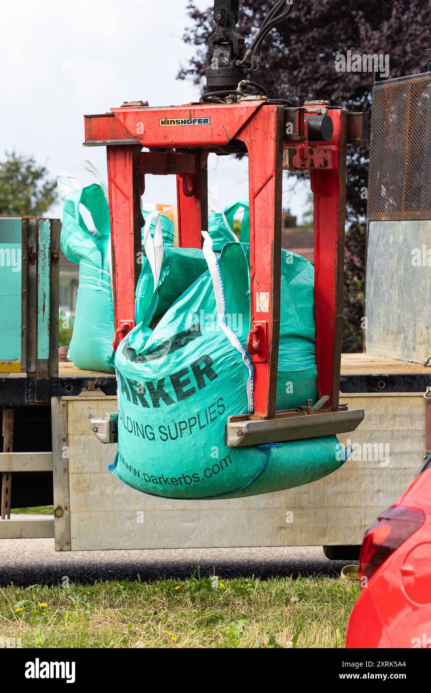 Lieferung von einem großen Lkw, MOT-Kalkstein-Kies für Reparaturen an der Auffahrt, Sommer 2024, Großbritannien Stockfoto