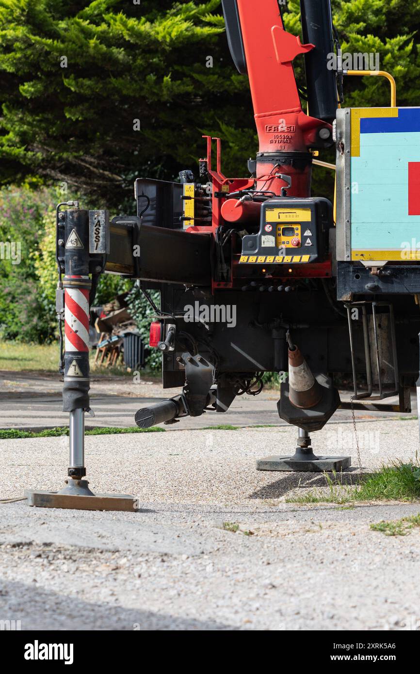 Lieferung von einem großen Lkw, MOT-Kalkstein-Kies für Reparaturen an der Auffahrt, Sommer 2024, Großbritannien Stockfoto