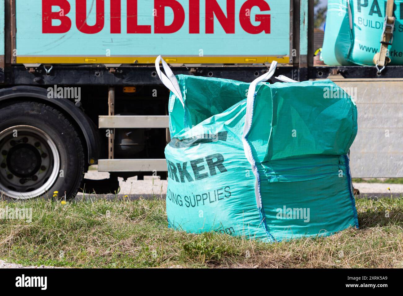Lieferung von einem großen Lkw, MOT-Kalkstein-Kies für Reparaturen an der Auffahrt, Sommer 2024, Großbritannien Stockfoto