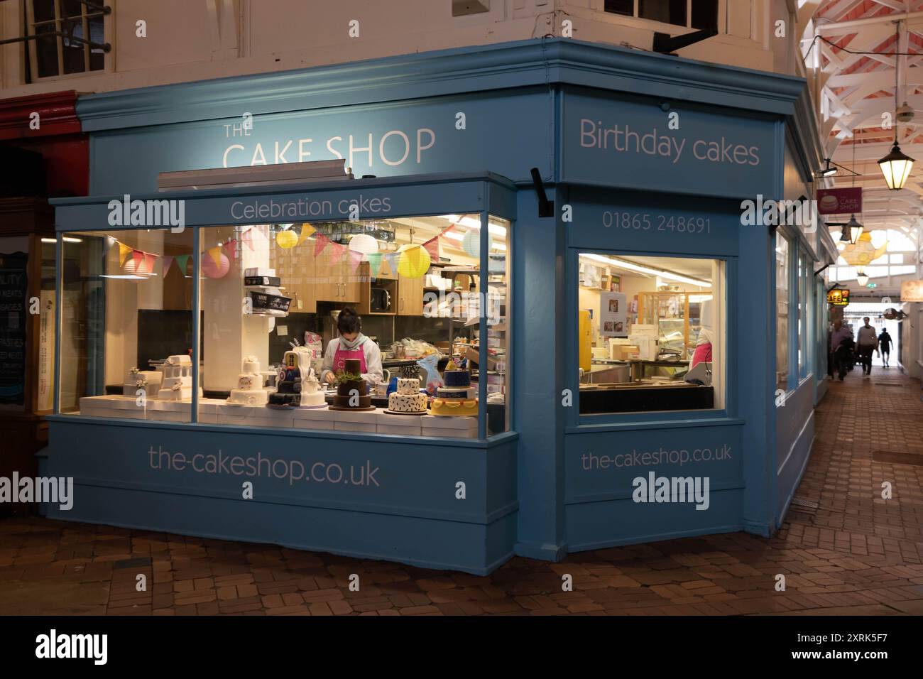 Oxford, England - 10. September 2021: Kuchengeschäft im überdachten Markt. Der Markt wurde am 1. November 1774 offiziell eröffnet und wird weiterhin genutzt. Stockfoto