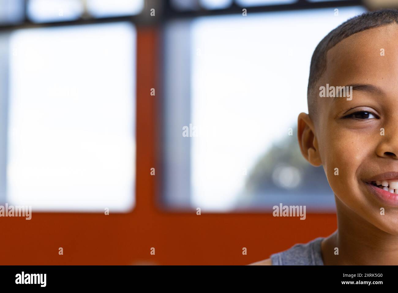 Lächelnder Junge im Klassenzimmer, Blick auf die Kamera, Nahaufnahme, Kopierraum Stockfoto