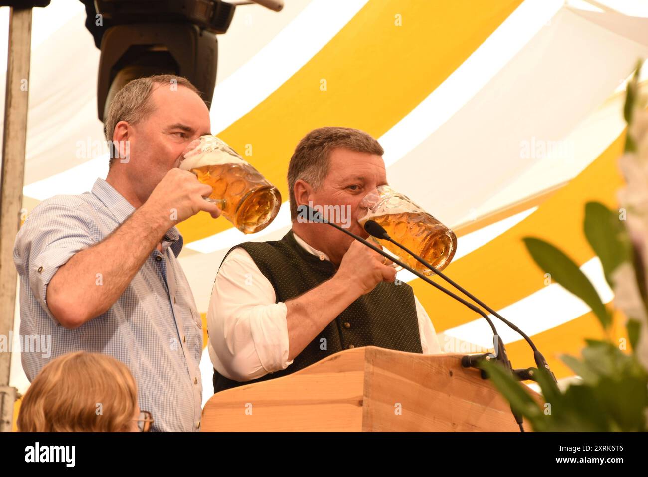 Hubert Aiwanger MDL Christian Bernreiter MDL Straubing 10.08.2024 Straubinger Gaeubodenvolksfest-Eroeffnung im Festzelt Nothaft- Straubing *** Hubert Aiwanger MDL Christian Bernreiter MDL Straubing 10 08 2024 Straubinger Gaeubodenvolksfest Eröffnung im Festzelt Nothaft Straubing Stockfoto