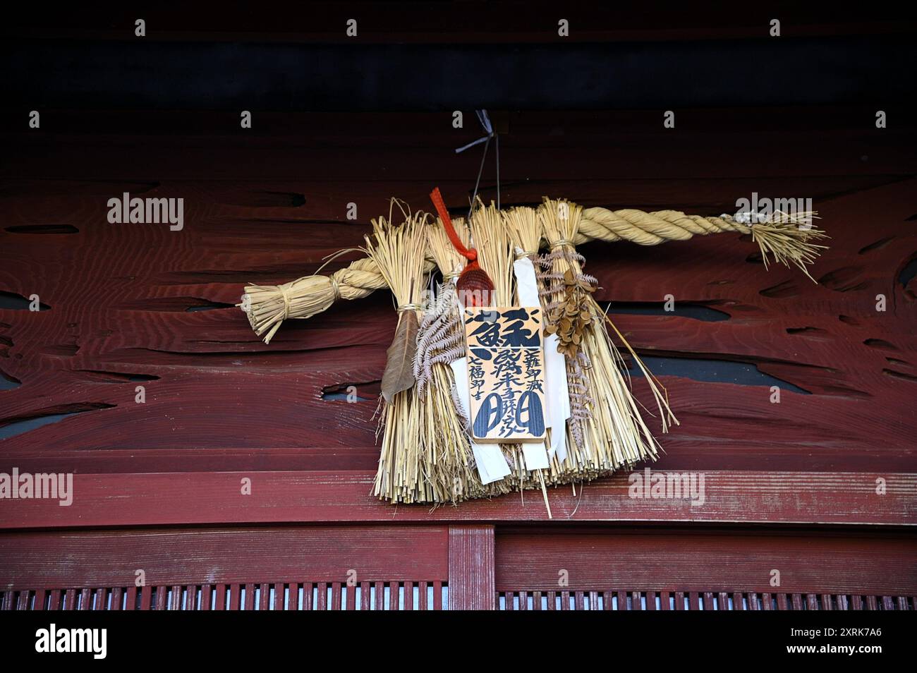 Traditionelles Shimekazari aus dem heiligen Reisstrohseil Shimenawa Symbol für Wohlstand und Glück in Higashi Chaya, Kanazawa Ishikawa Japan. Stockfoto