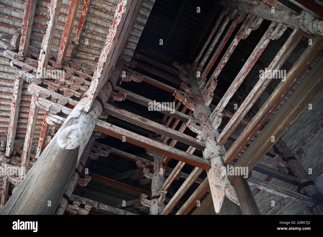 Holzarbeiten an der Außenseite des Daibutsu-Stils Nandai-MON großes Südtor des buddhistischen Tempels Tōdai-JI in Nara, Kansai Japan. Stockfoto