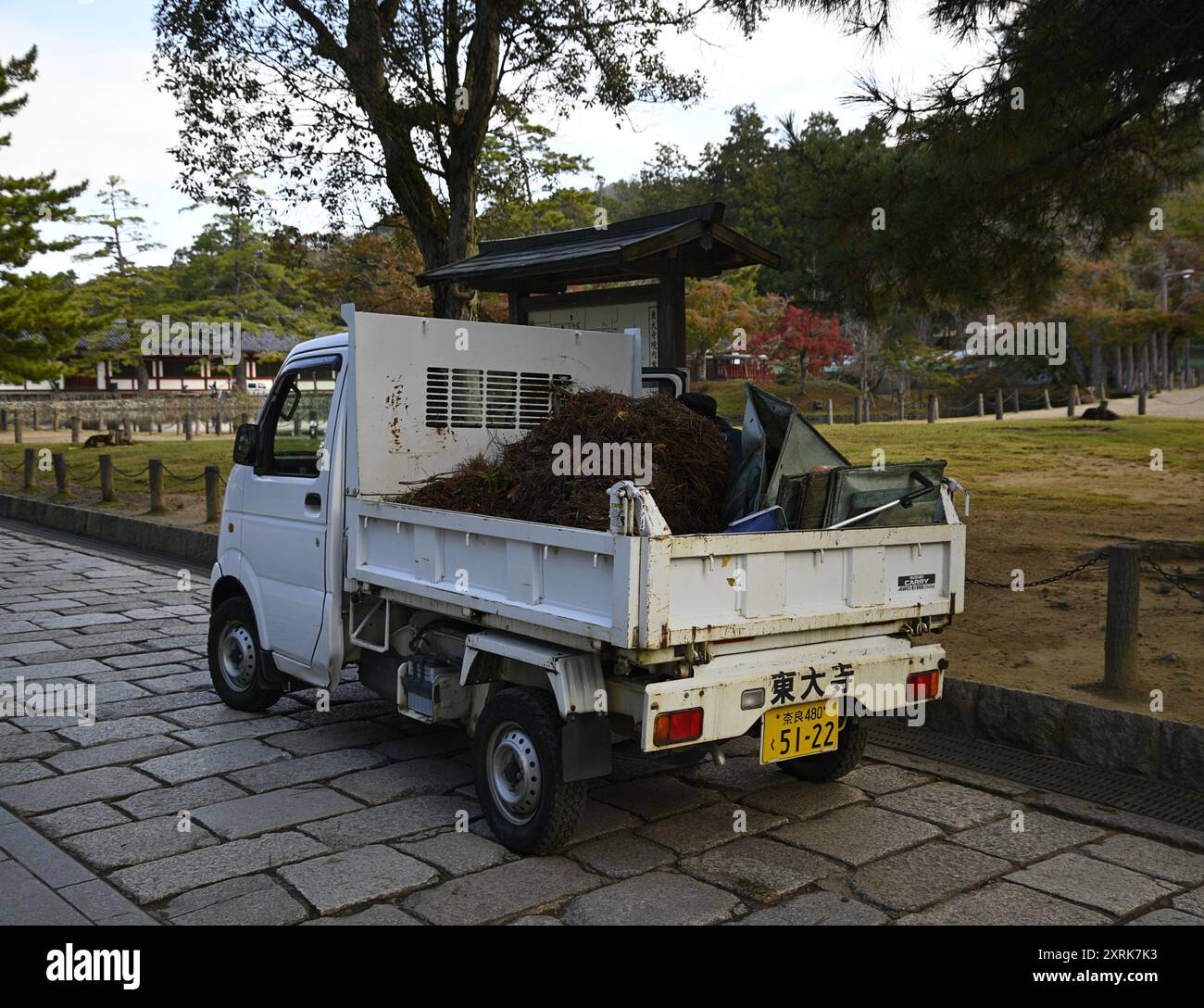 Landschaft mit malerischem Blick auf einen japanischen Gärtnerwagen auf dem Gelände des Isuien Gartens in Nara, Kansai Japan. Stockfoto