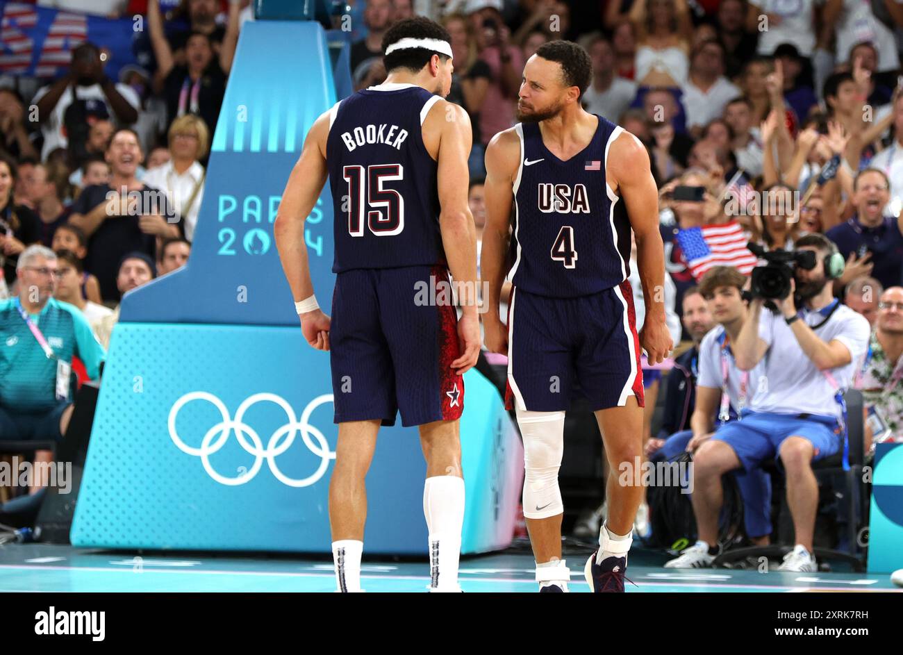 PARIS, FRANKREICH – 10. AUGUST: Stephen Curry aus den Vereinigten Staaten feiert am 15. Tag der Olympischen Spiele Paris 2024 in der Bercy Arena am 10. August 2024 in Paris. © diebilderwelt / Alamy Stock Stockfoto