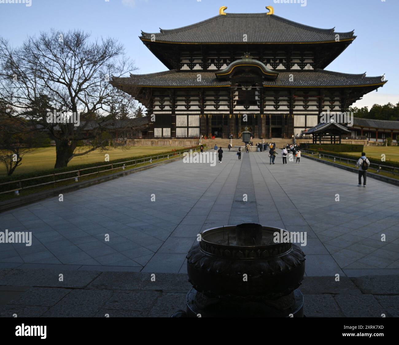 Landschaft mit malerischem Blick auf die große Buddha-Halle, ein japanischer Nationalschatz im Tōdai-JI-Komplex in Nara, Kansai Japan. Stockfoto