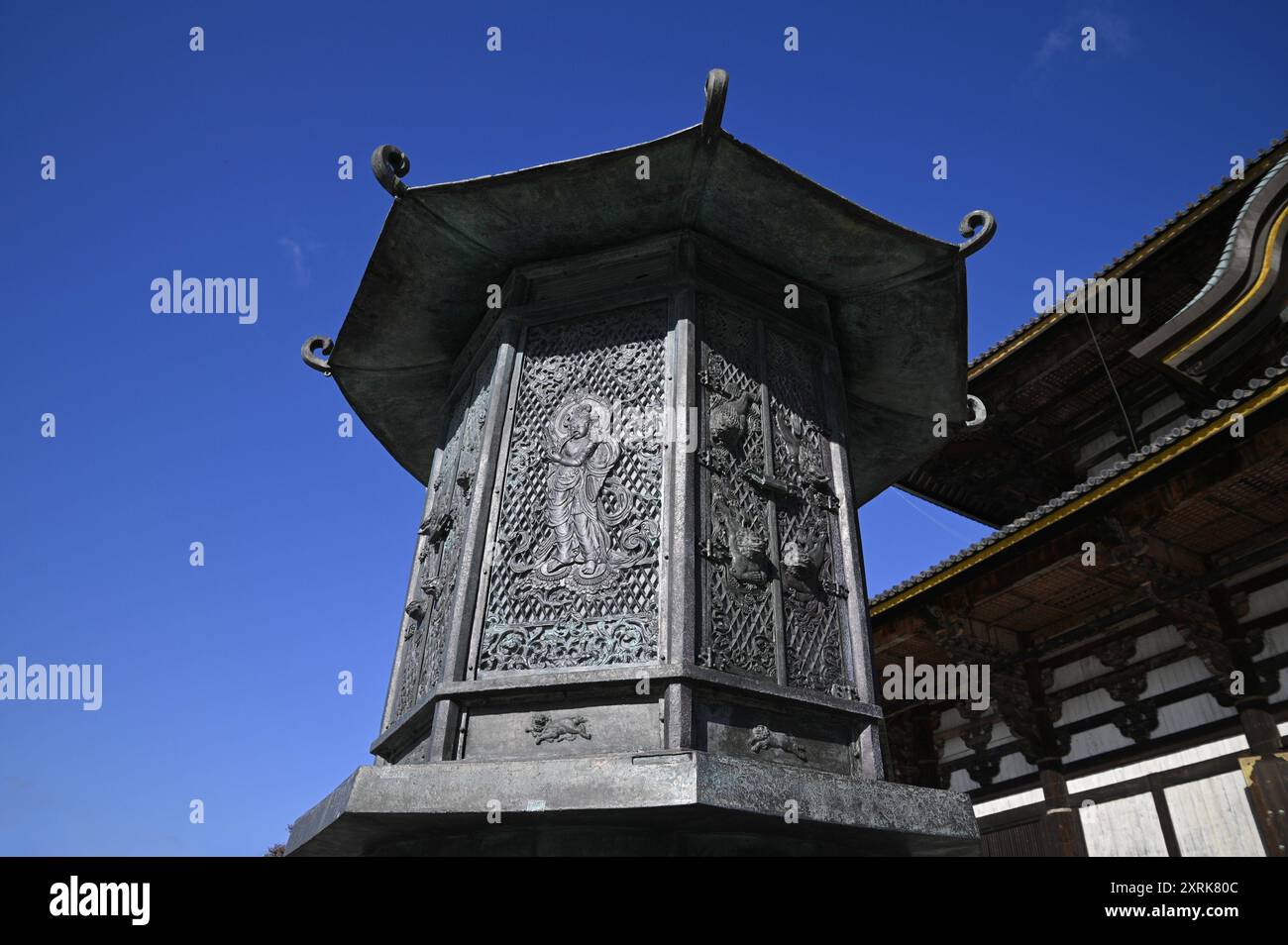 Relief-Arbeit von Bodhisattva auf der achteckigen Laterne Kondo Hakkaku Tōrō vor der Großen Buddha-Halle im buddhistischen Tōdai-JI-Tempel in Nara Japan. Stockfoto