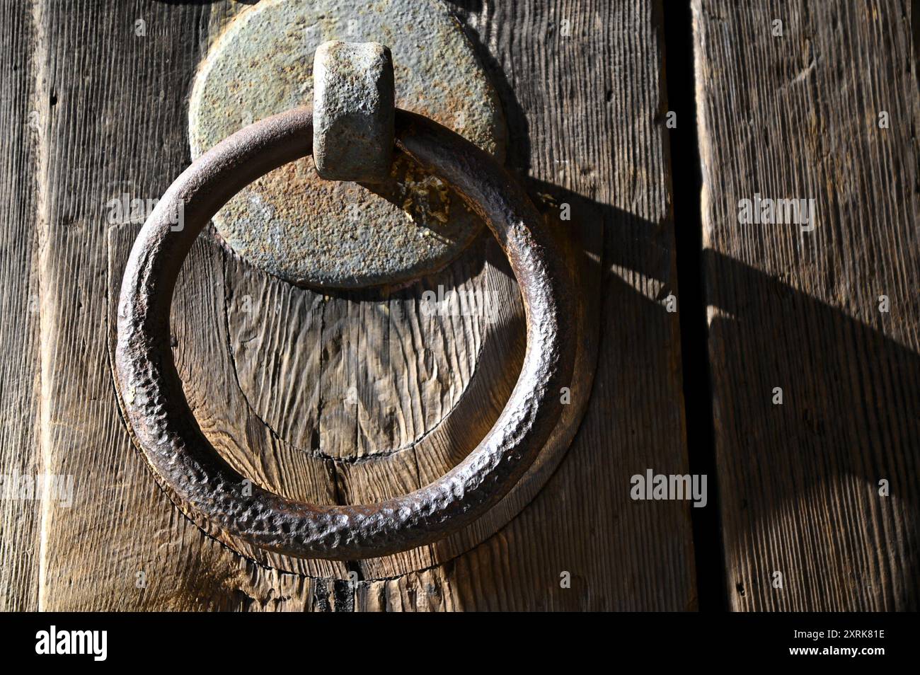 Antike Holztür mit einem alten schmiedeeisernen Türklopfer in Nara, Kansai Japan. Stockfoto