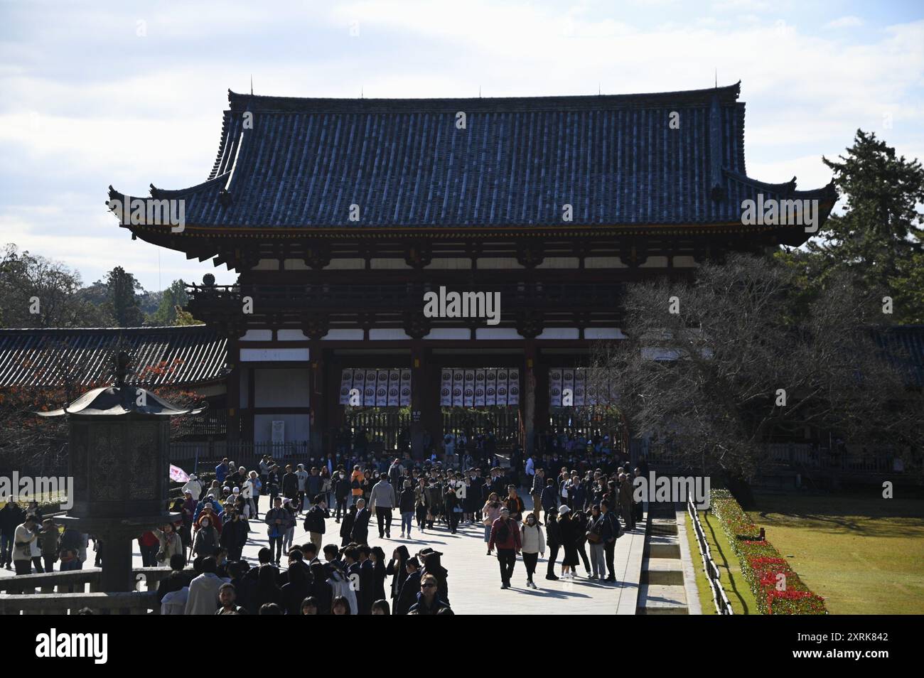 Malerischer Blick auf eine achteckige Bronze-Laterne von Kondo Hakkaku Tōrō und die große Buddha-Halle von Daibutsuden auf dem Gelände von Tōdai-JI in Nara, Japan. Stockfoto