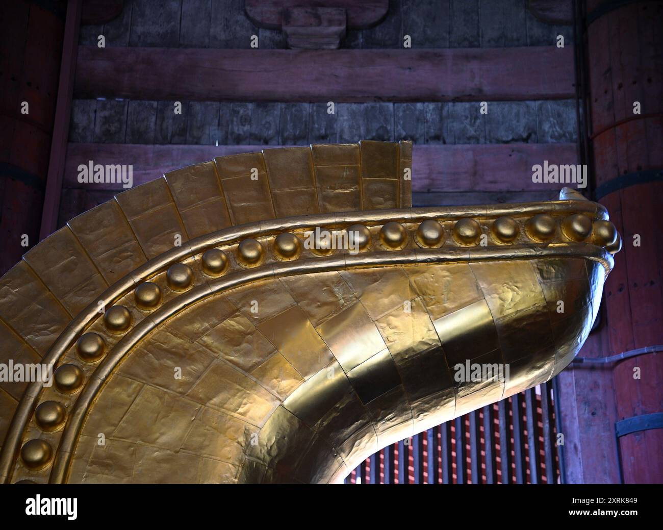 Goldene architektonische Details im Inneren der Großen Buddha-Halle, bekannt als Tōdai-JI in Nara, Kansai Japan. Stockfoto