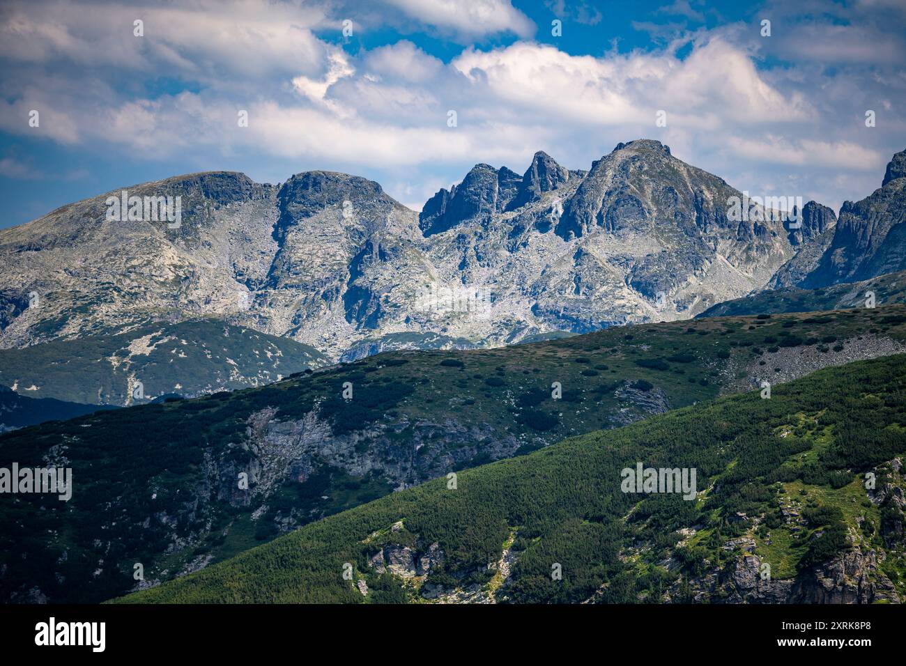 Eines der beliebtesten Wanderziele auf der Balkanhalbinsel. Sommerlandschaft des Rila-Gebirges, Bulgarien. Stockfoto