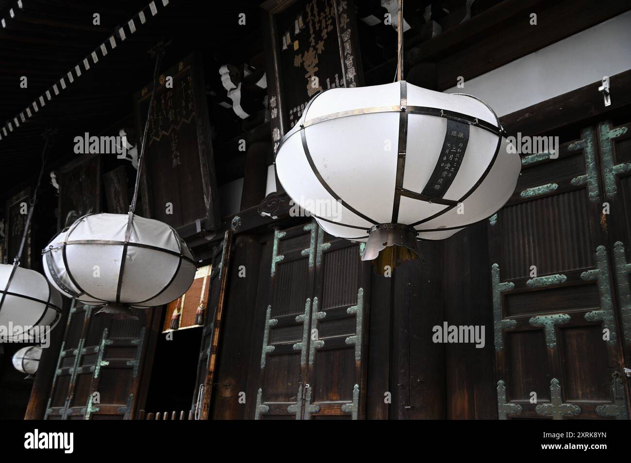 Malerischer Blick auf Bonbori hängende Laternen, die als Votiv an der Außenseite des Nigatsu-dō Shinto-Tempels in Nara, Kansai Japan, verwendet wurden. Stockfoto