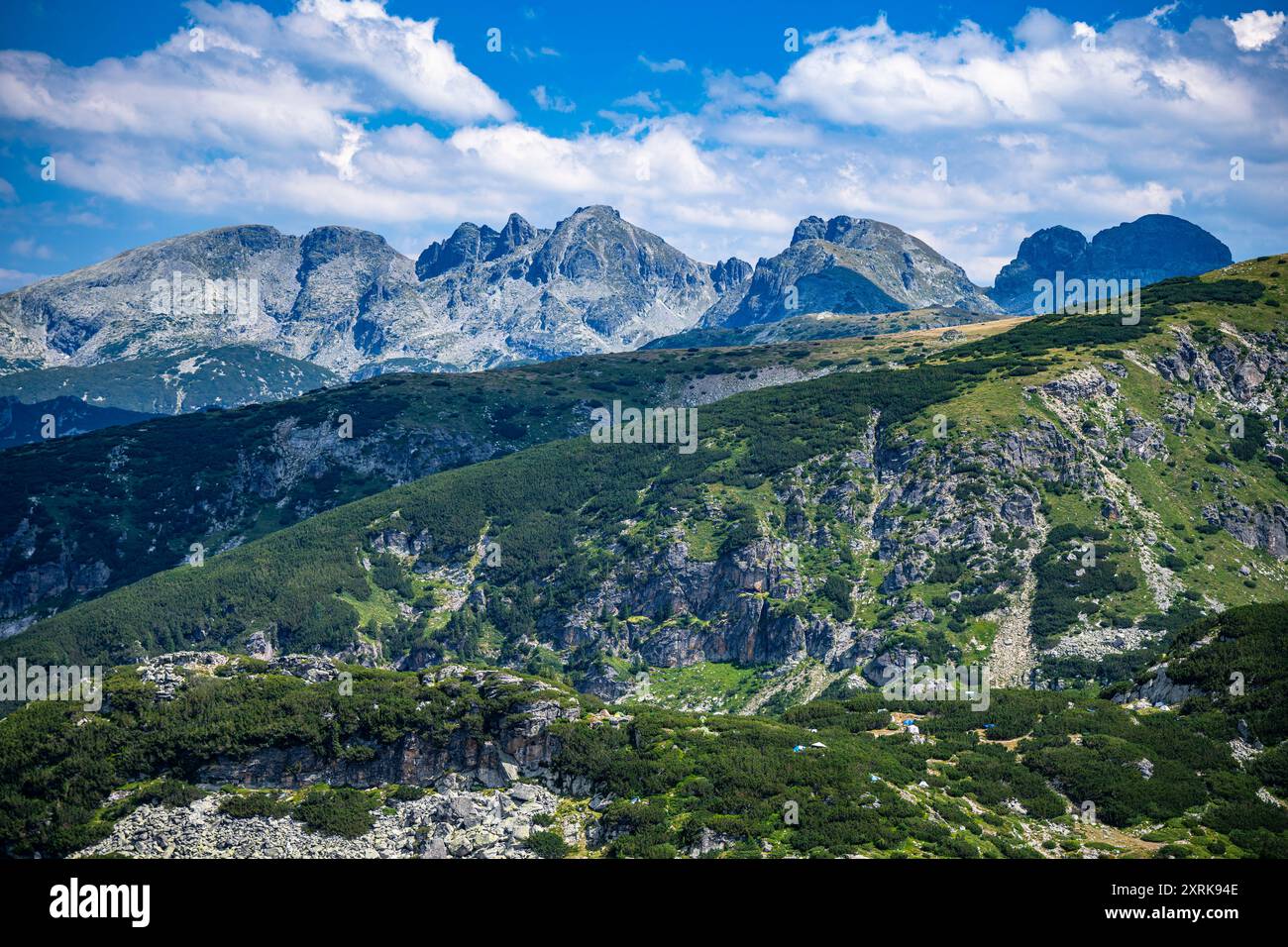 Eines der beliebtesten Wanderziele auf der Balkanhalbinsel. Sommerlandschaft des Rila-Gebirges, Bulgarien. Stockfoto