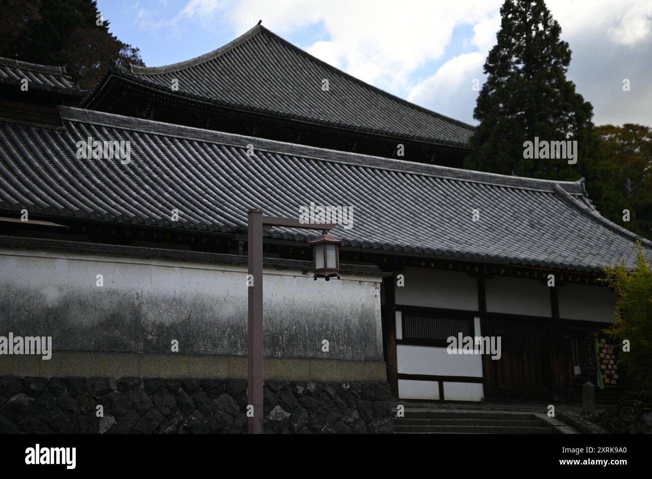 Landschaft mit malerischem Blick auf die Hon-dō (Haupthalle) in Shin-Yakushi-JI, einem buddhistischen Tempel der Kegon-Schule in Nara, Kansai Japan. Stockfoto