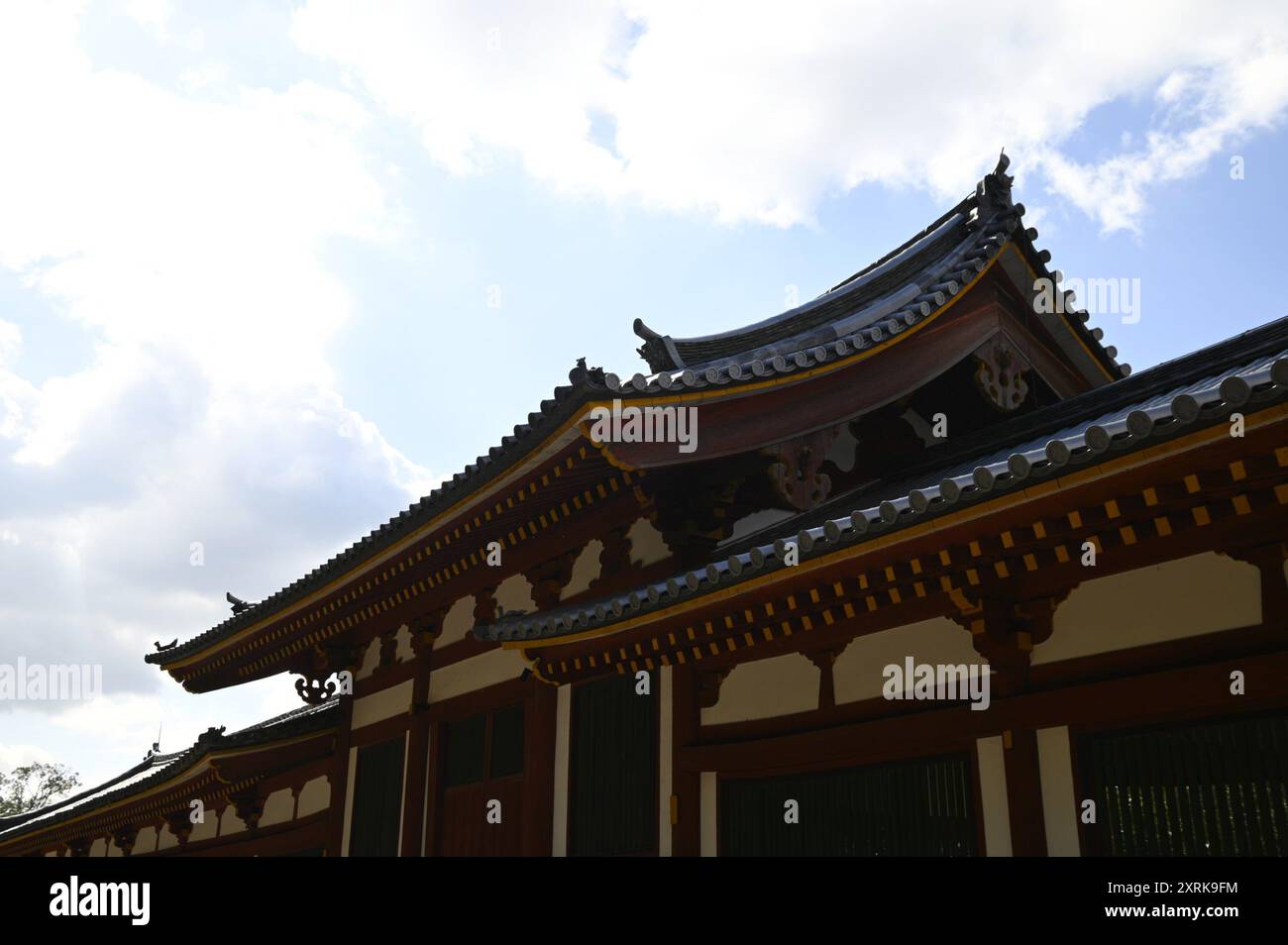 Traditionelle japanische Onigawara-Dachdekoration an der Außenseite des buddhistischen Tōdai-JI-Tempels in Nara, Kansai Japan. Stockfoto