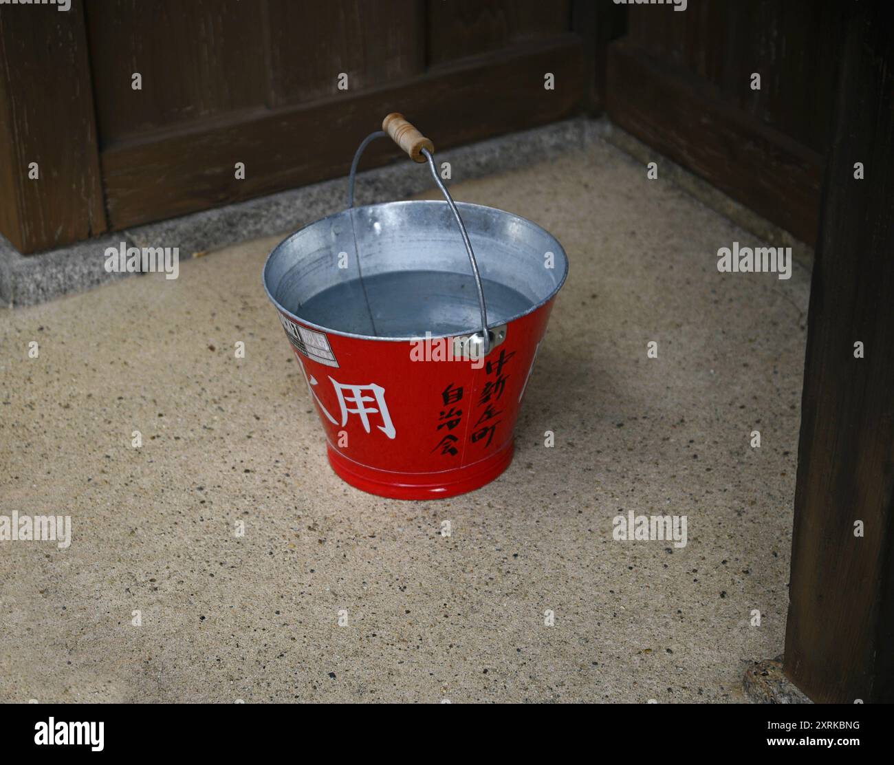 Traditioneller japanischer, rot verzinkter Eisen-Feuerverhütungseimer in Nara Kansai Japan. Stockfoto