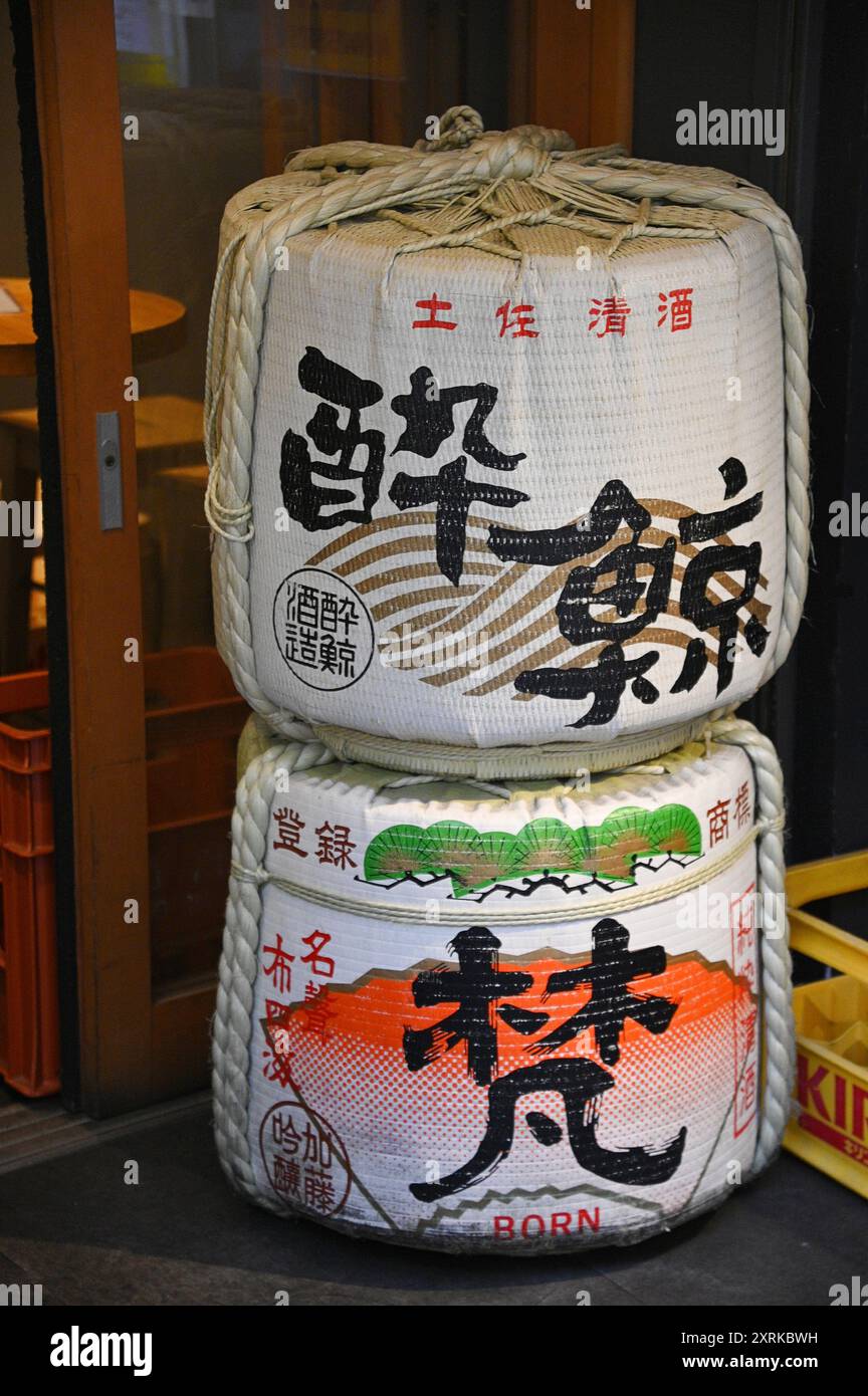 Ausstellung traditioneller Saké-Fässer der Komodaru-Kultur in der Einkaufsstraße Higashimuki in Nara, Kansai Japan. Stockfoto