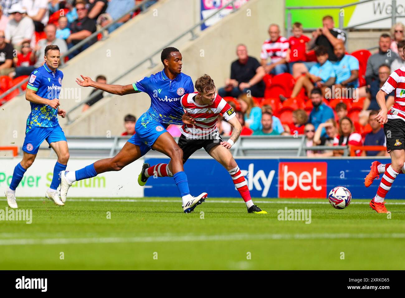 ECO - Power Stadium, Doncaster, England - 10. August 2024 Kyle Hurst (21) von Doncaster Rovers und Zach Awe (4) von Accrington Stanley kämpfen um den Ball - während des Spiels Doncaster Rovers gegen Accrington Stanley, Sky Bet League Two, 2024/25, Eco - Power Stadium, Doncaster, England - 10. August 2024 Credit: Mathew Marsden/WhiteRosePhotos/Alamy Live News Stockfoto