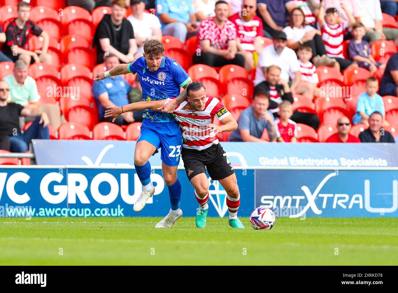 ECO - Power Stadium, Doncaster, England - 10. August 2024 Tyler Walton (23) von Accrington Stanley und Jamie Sterry (2) von Doncaster Rovers kämpfen um den Ball - während des Spiels Doncaster Rovers gegen Accrington Stanley, Sky Bet League Two, 2024/25, Eco - Power Stadium, Doncaster, England - 10. August 2024 Credit: Mathew Marsden/WhiteRosePhotos/Alamy Live News Stockfoto