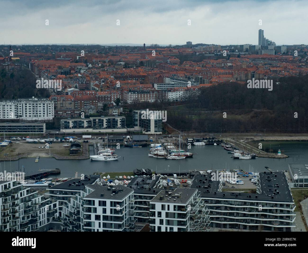 Blick auf den Hafen von Aarhus mit Holzschiffen, mit Troejborg und Risskoven Stockfoto