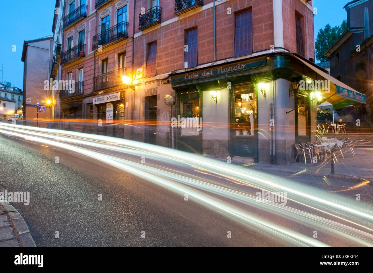 Segovia Straße, Nacht. Madrid, Spanien. Stockfoto