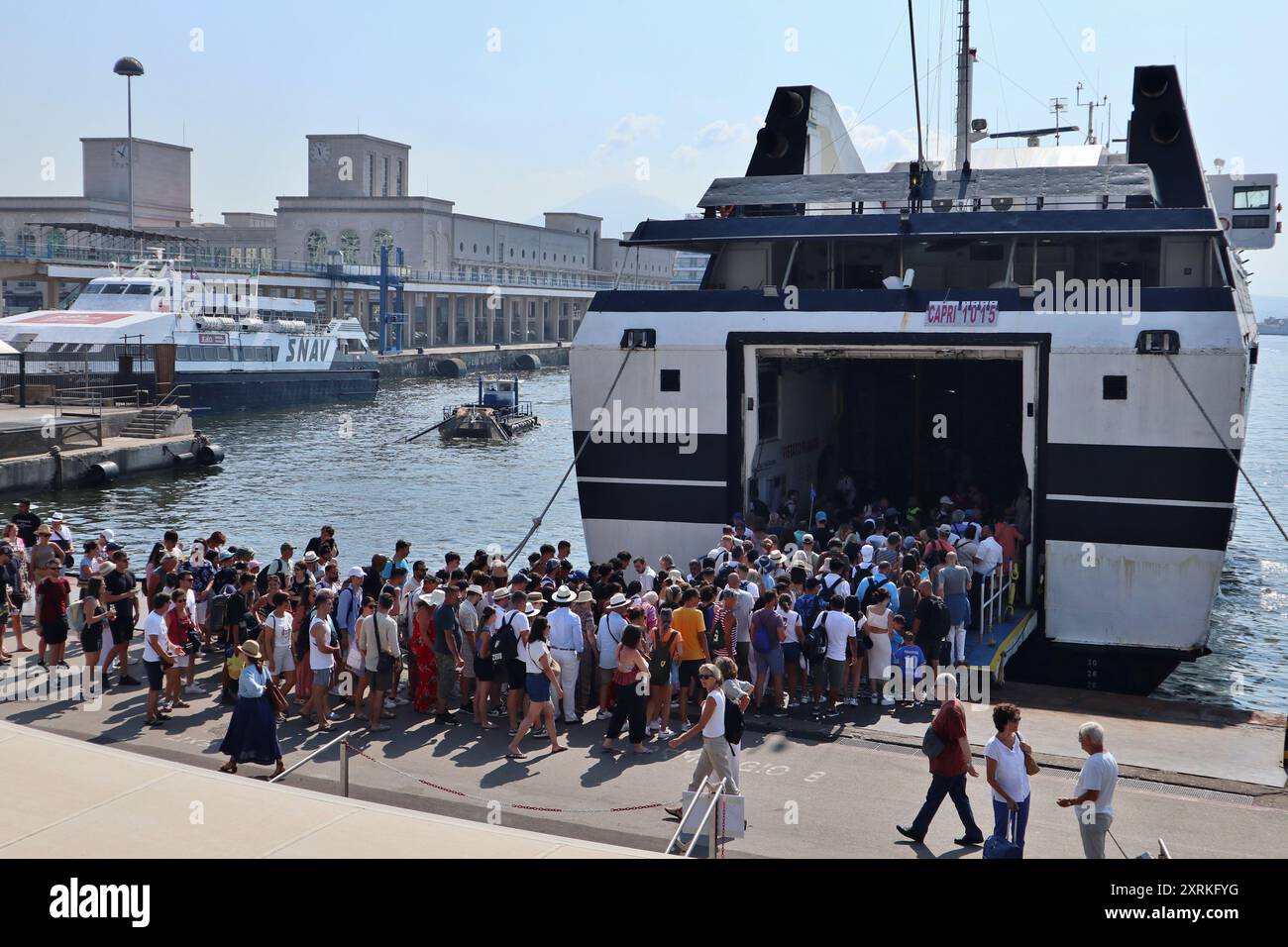 Neapel - Turisti all'imbarco del traghetto per Capri al Molo Beverello Stockfoto